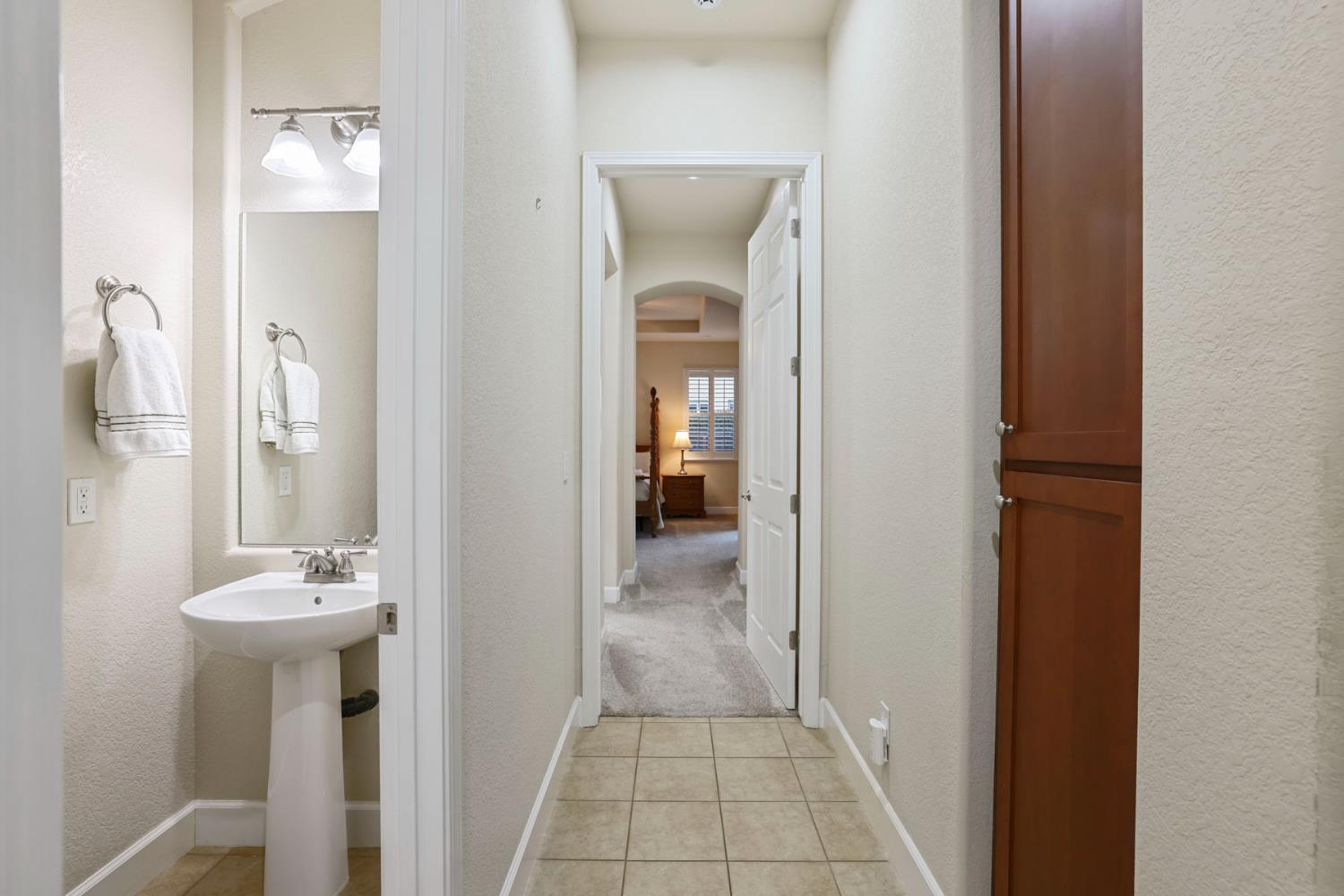 1007 Hickory Hollow St, Manteca, CA 95336