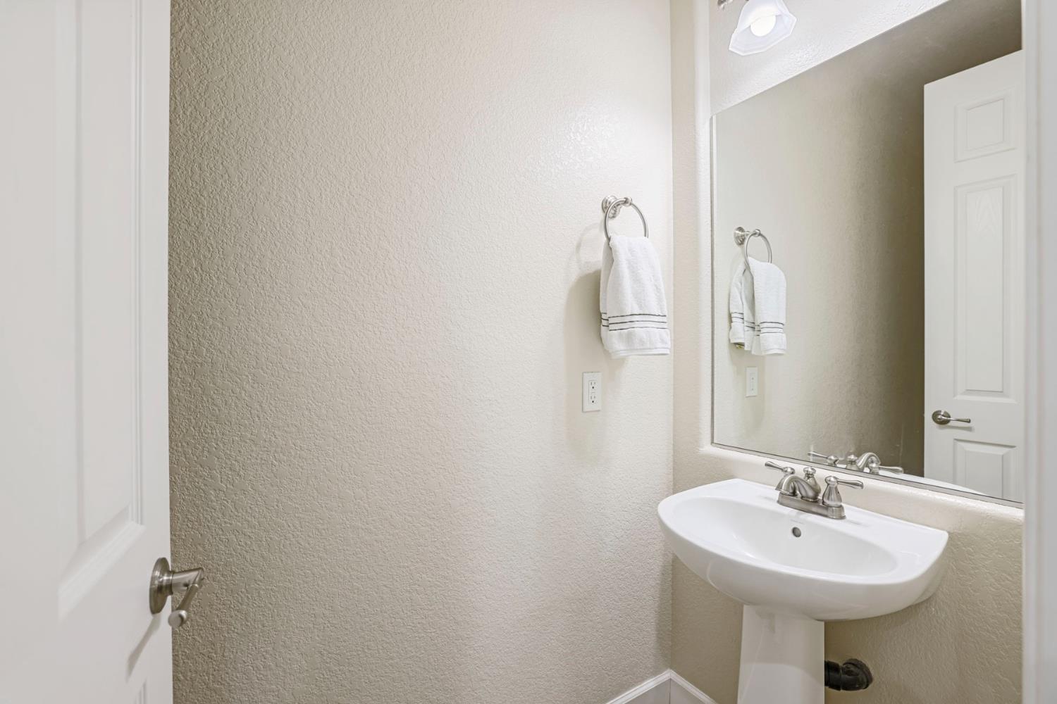 1007 Hickory Hollow St, Manteca, CA 95336
