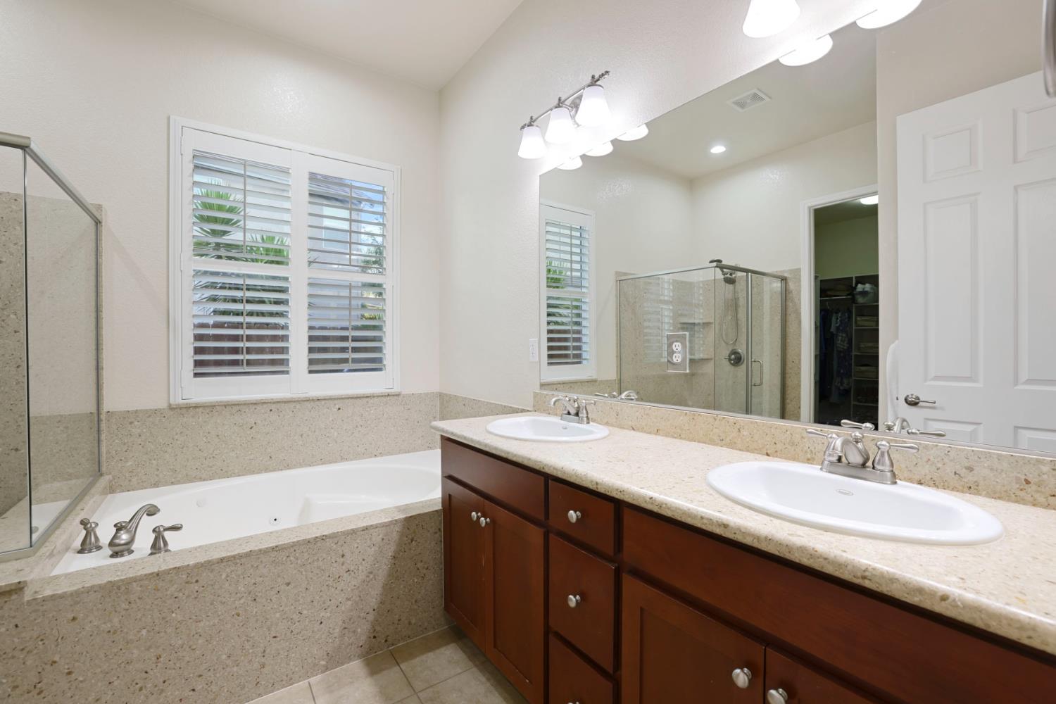 1007 Hickory Hollow St, Manteca, CA 95336