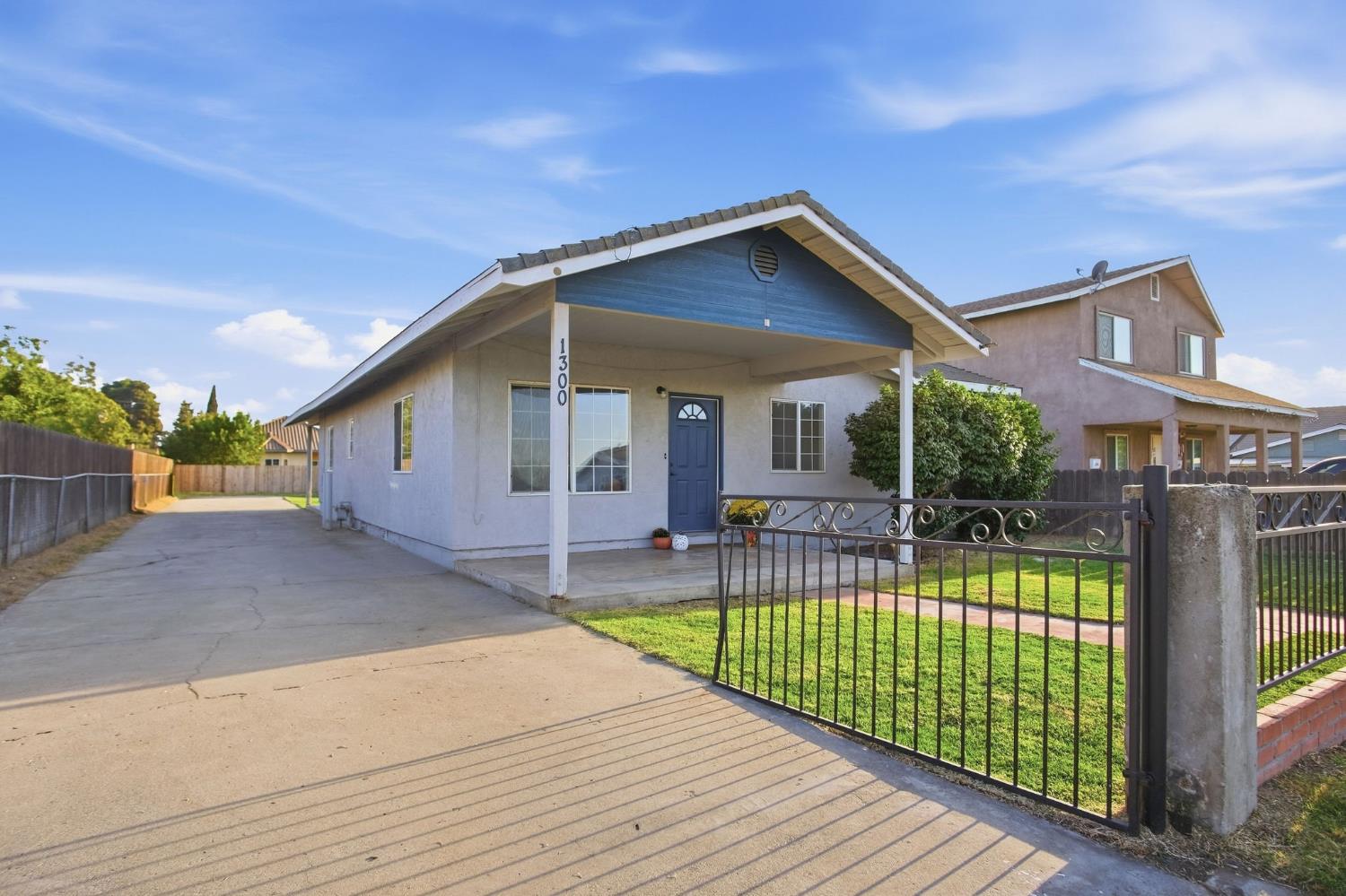 1300 N E St, Livingston, CA 95334
