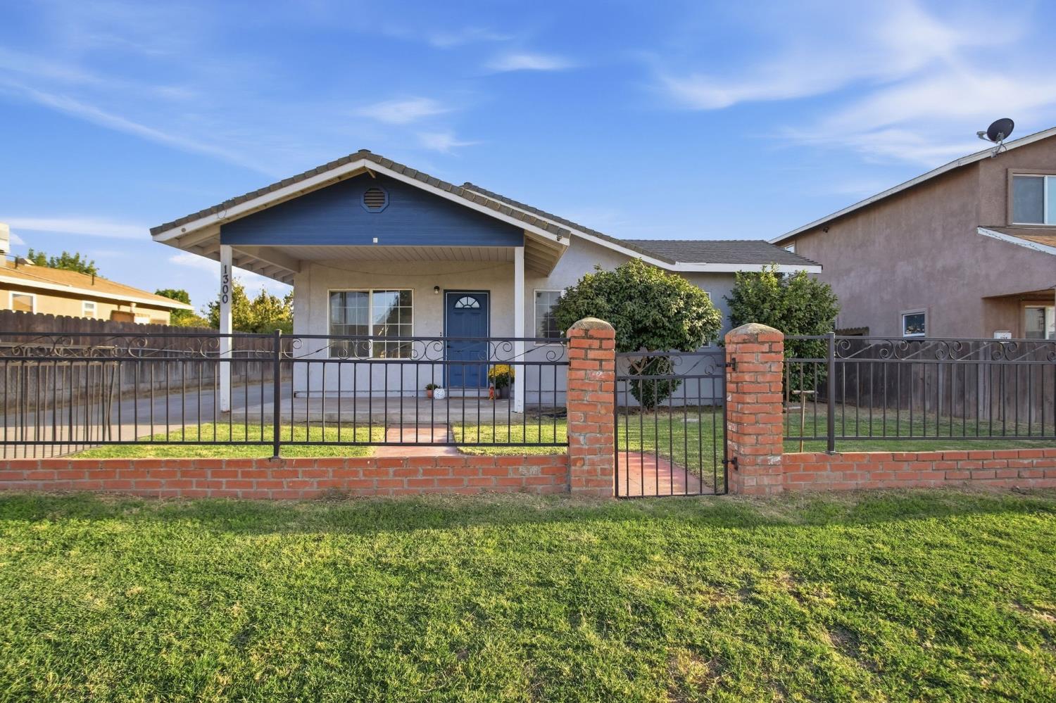 1300 N E St, Livingston, CA 95334