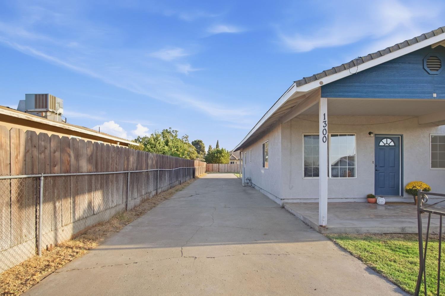 1300 N E St, Livingston, CA 95334