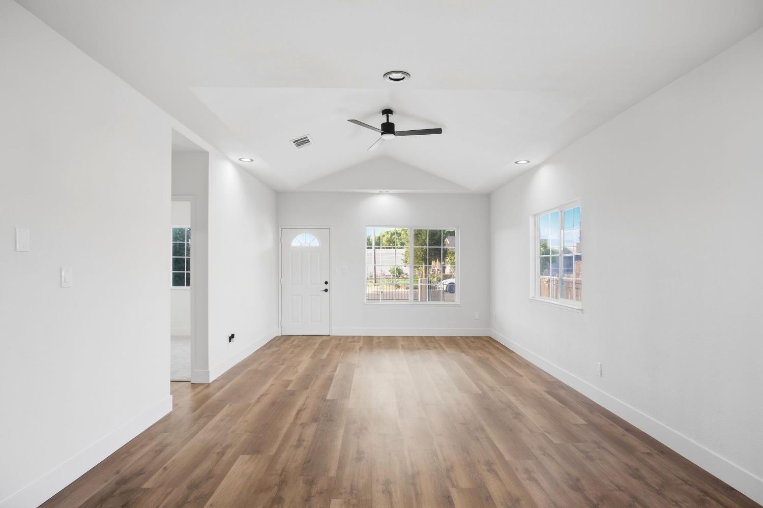 1300 N E St, Livingston, CA 95334