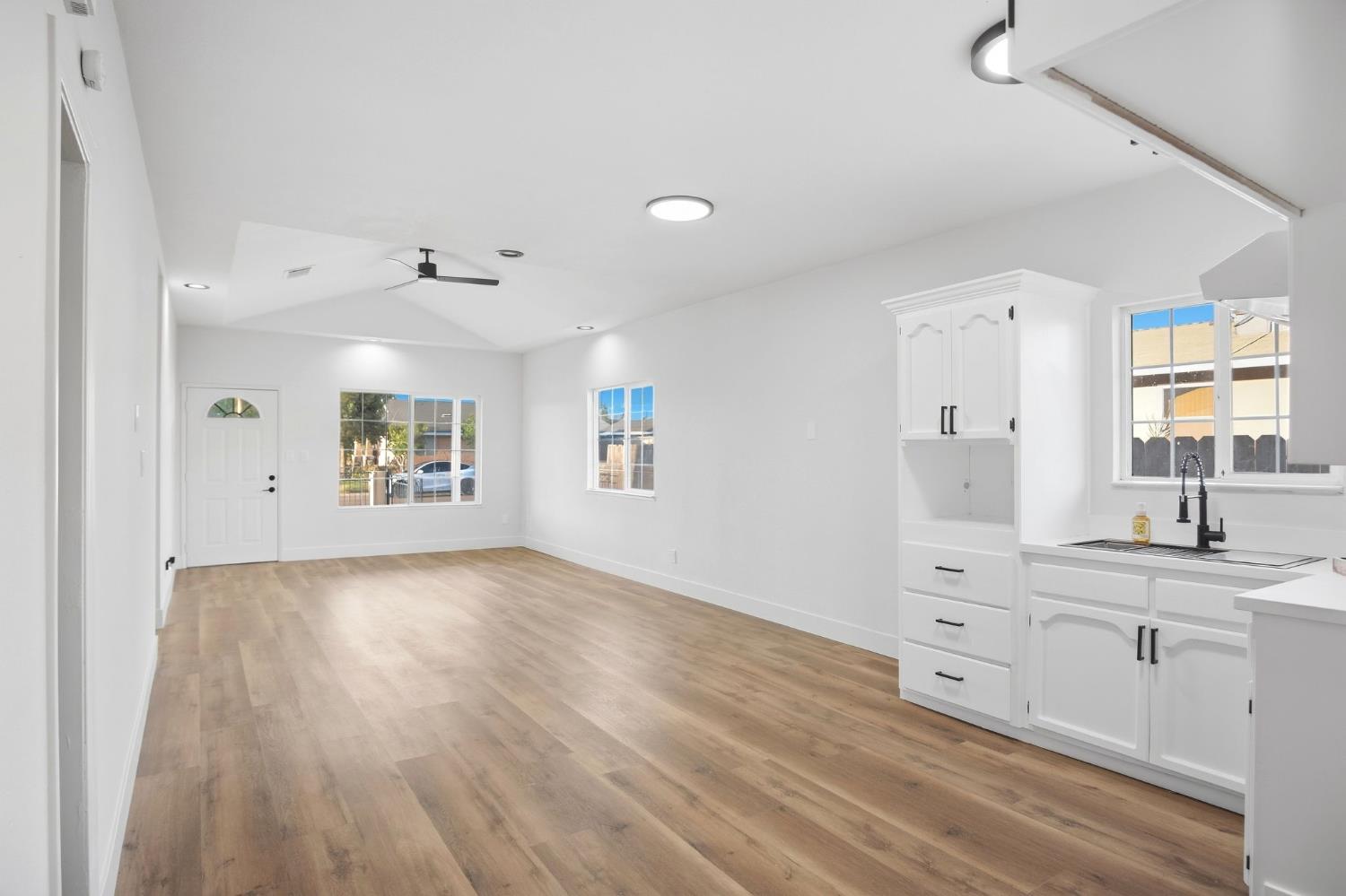 1300 N E St, Livingston, CA 95334