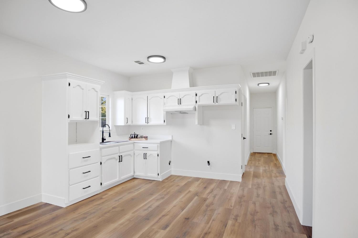 1300 N E St, Livingston, CA 95334