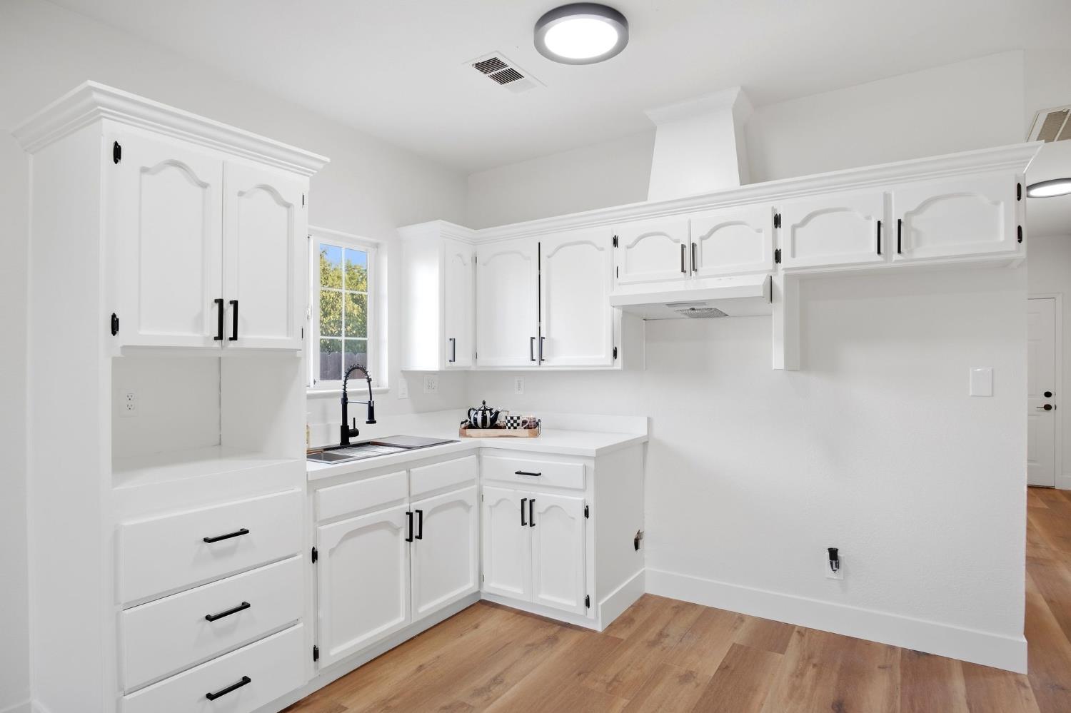 1300 N E St, Livingston, CA 95334
