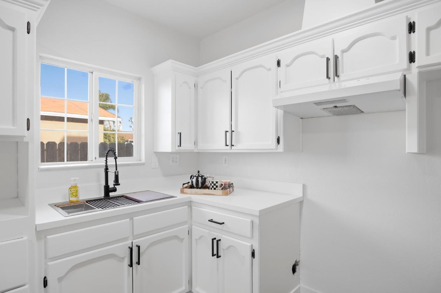 1300 N E St, Livingston, CA 95334