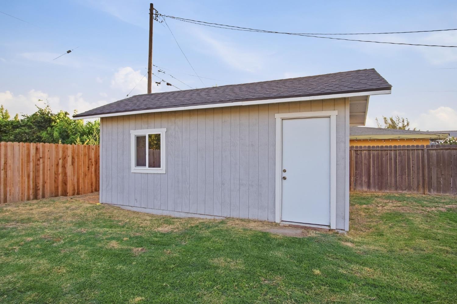 1300 N E St, Livingston, CA 95334