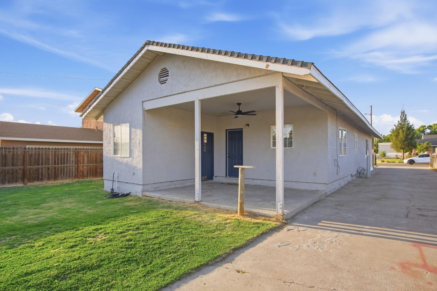 1300 N E St, Livingston, CA 95334