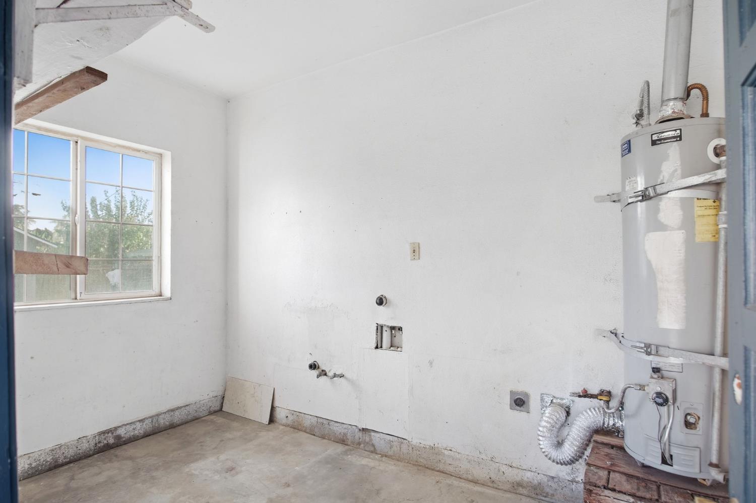 1300 N E St, Livingston, CA 95334