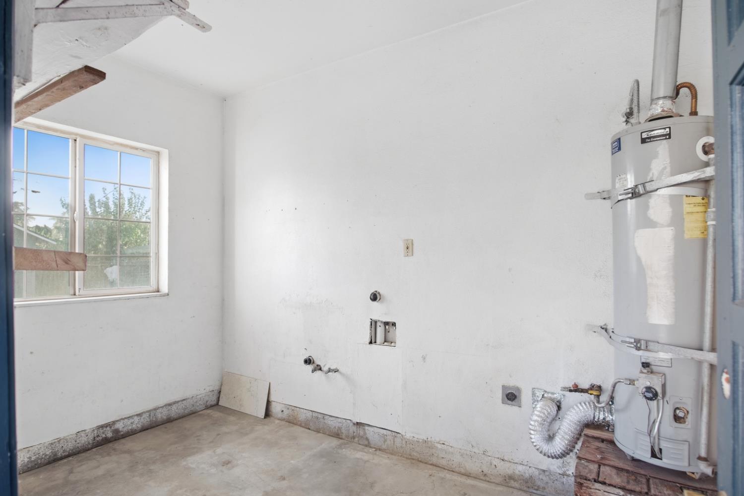 1300 N E St, Livingston, CA 95334