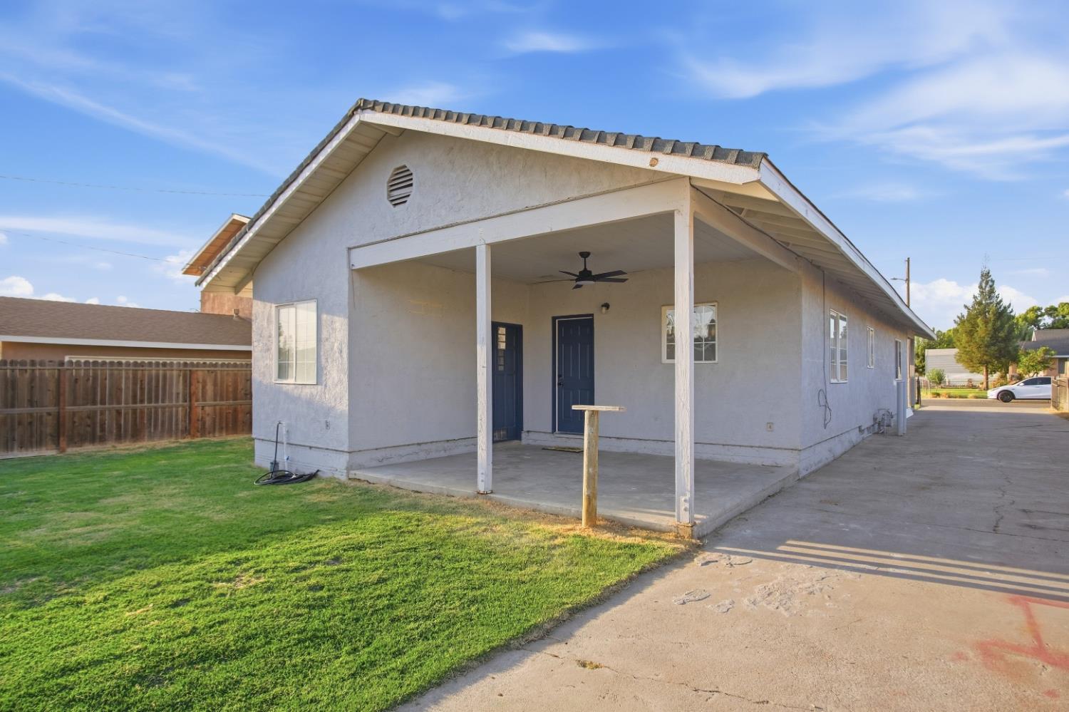 1300 N E St, Livingston, CA 95334