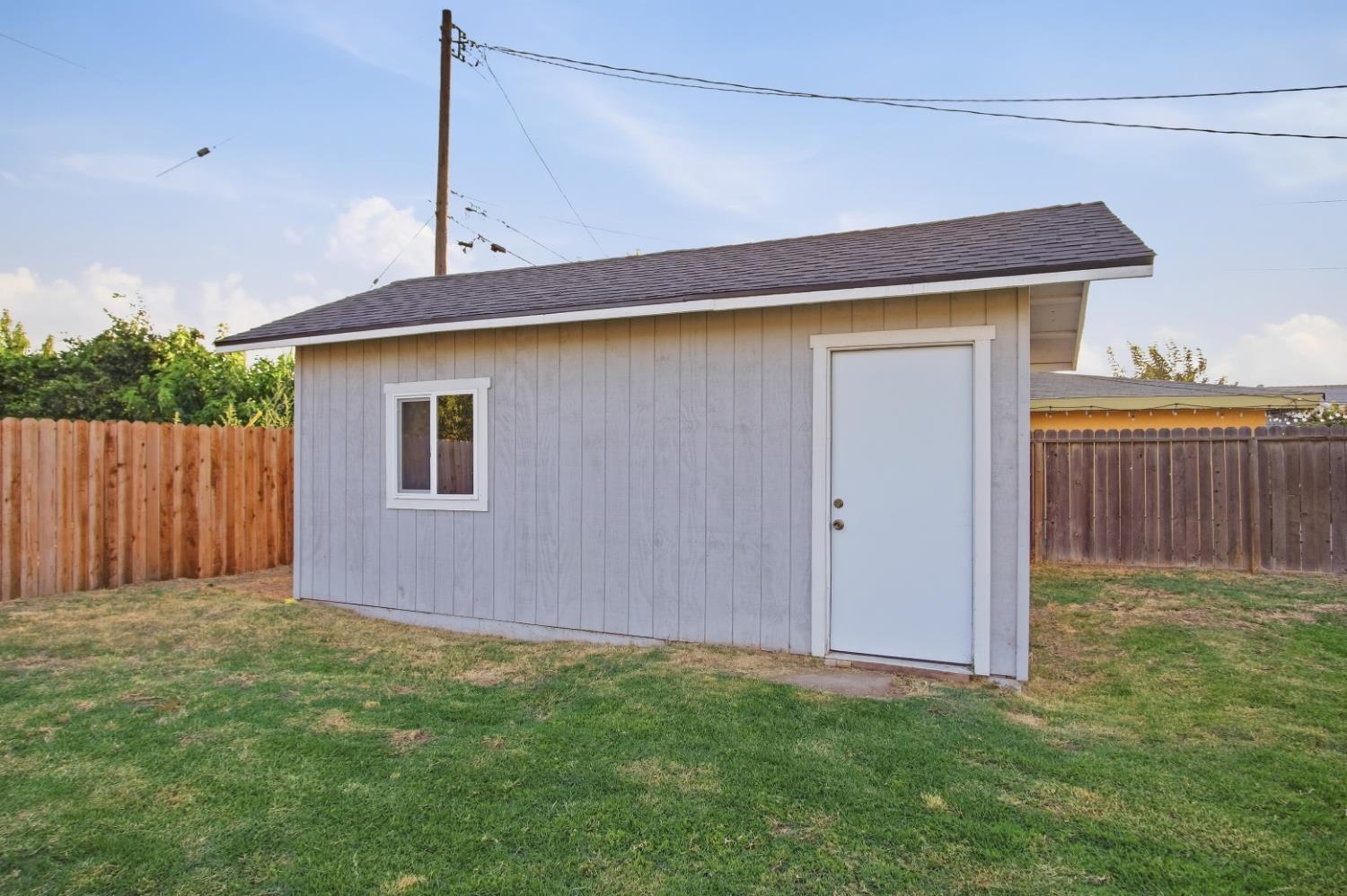 1300 N E St, Livingston, CA 95334