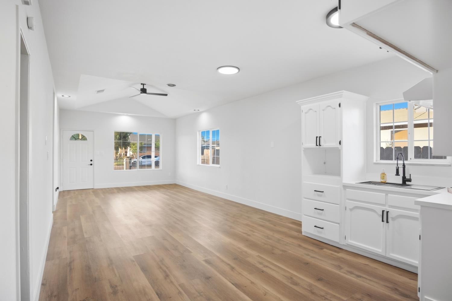 1300 N E St, Livingston, CA 95334