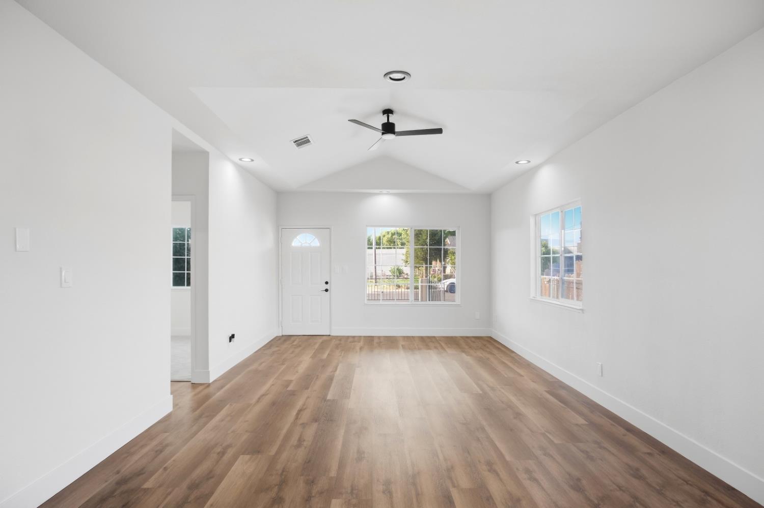1300 N E St, Livingston, CA 95334