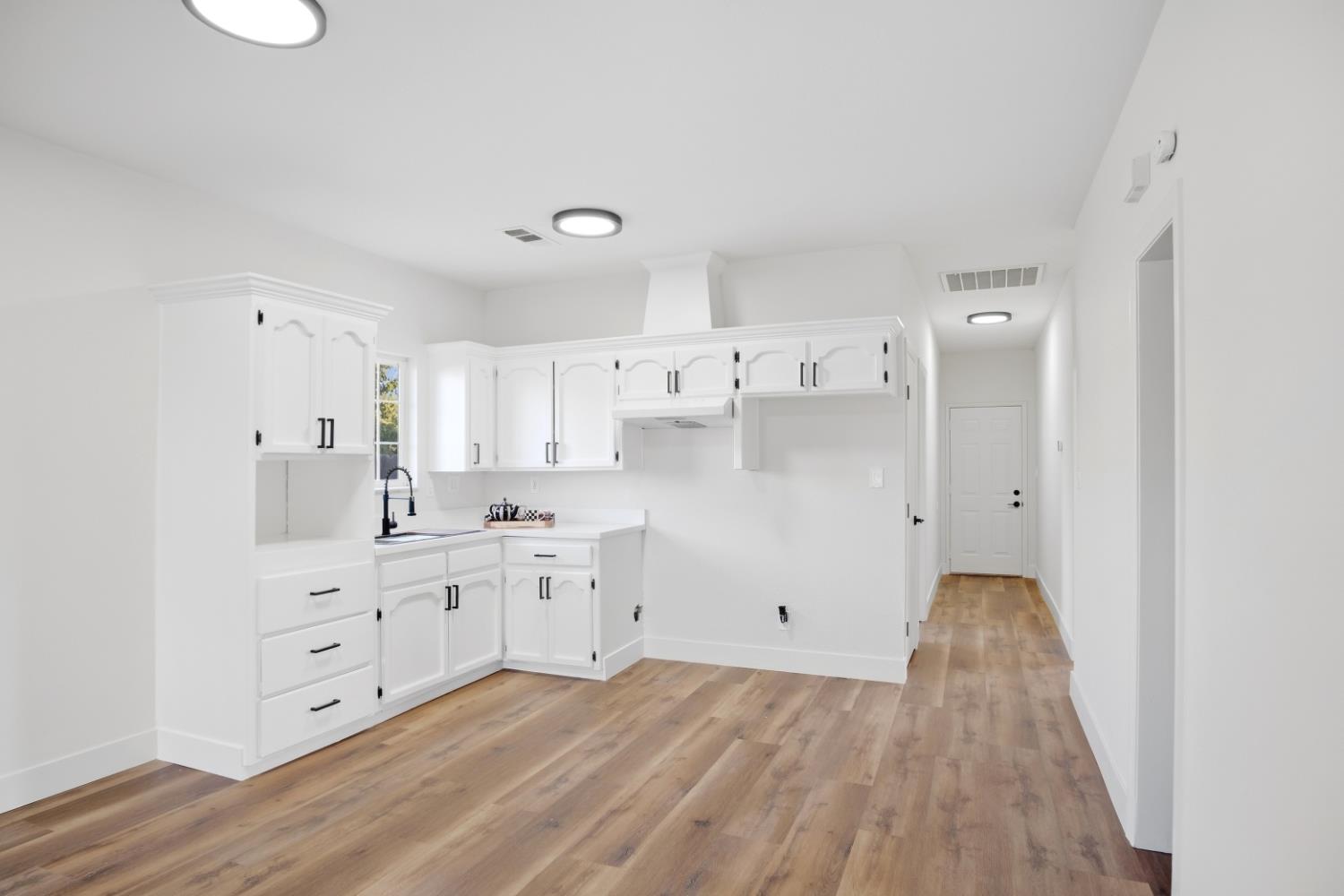 1300 N E St, Livingston, CA 95334