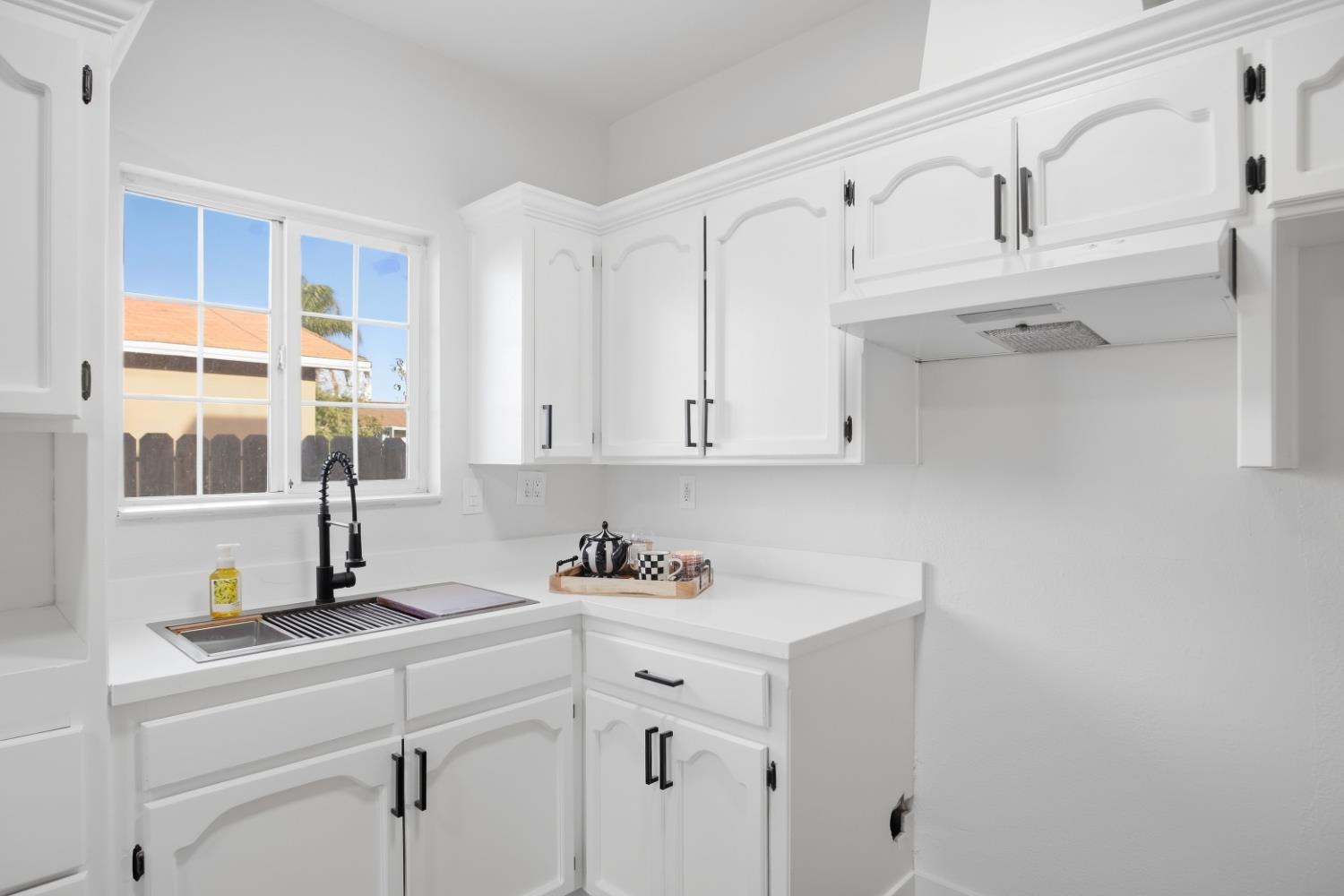 1300 N E St, Livingston, CA 95334