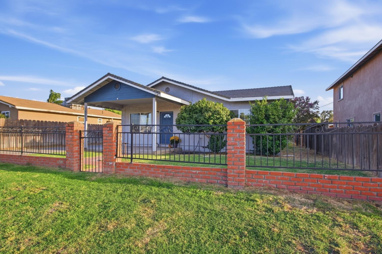 1300 N E St, Livingston, CA 95334