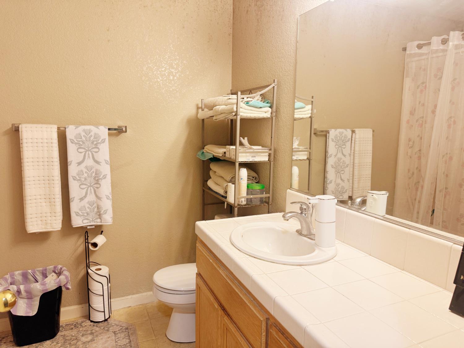 728 Chenin Blanc Ct, Los Banos, CA 93635