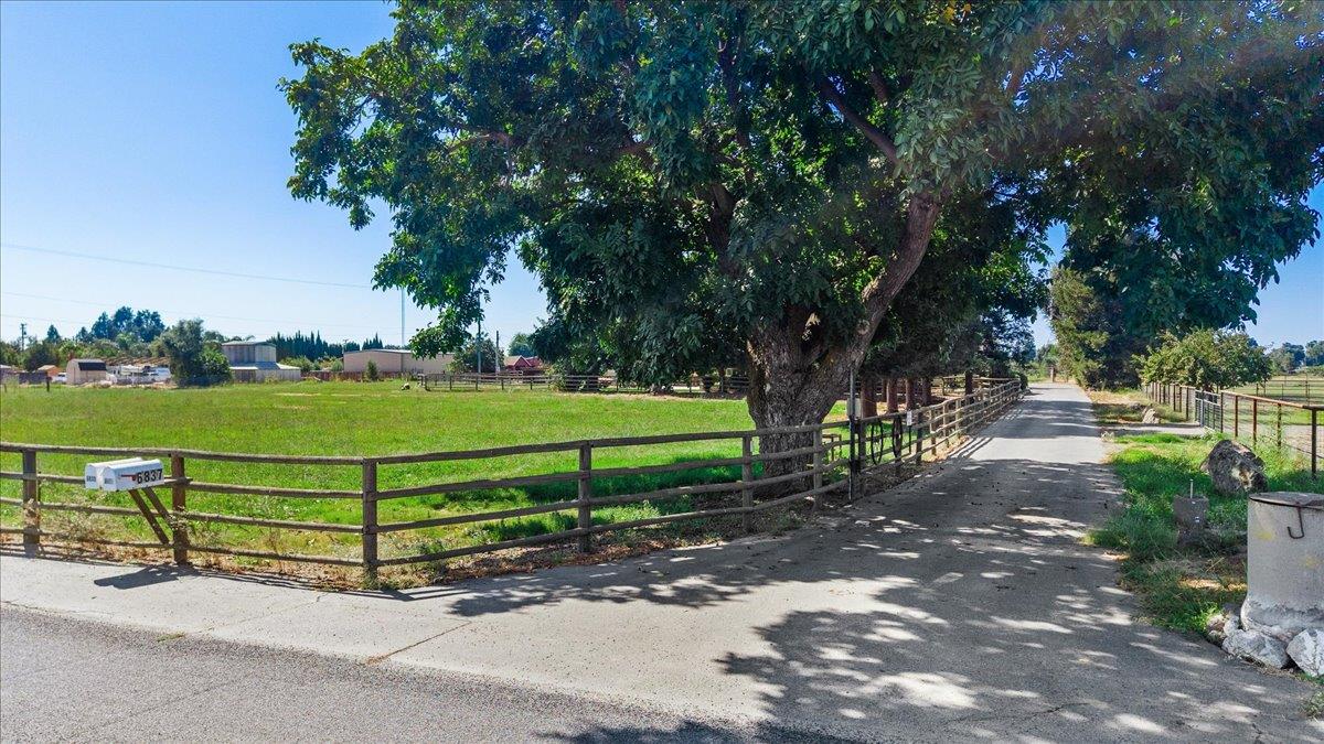 6837 Eleanor Rd, Oakdale, CA 95361
