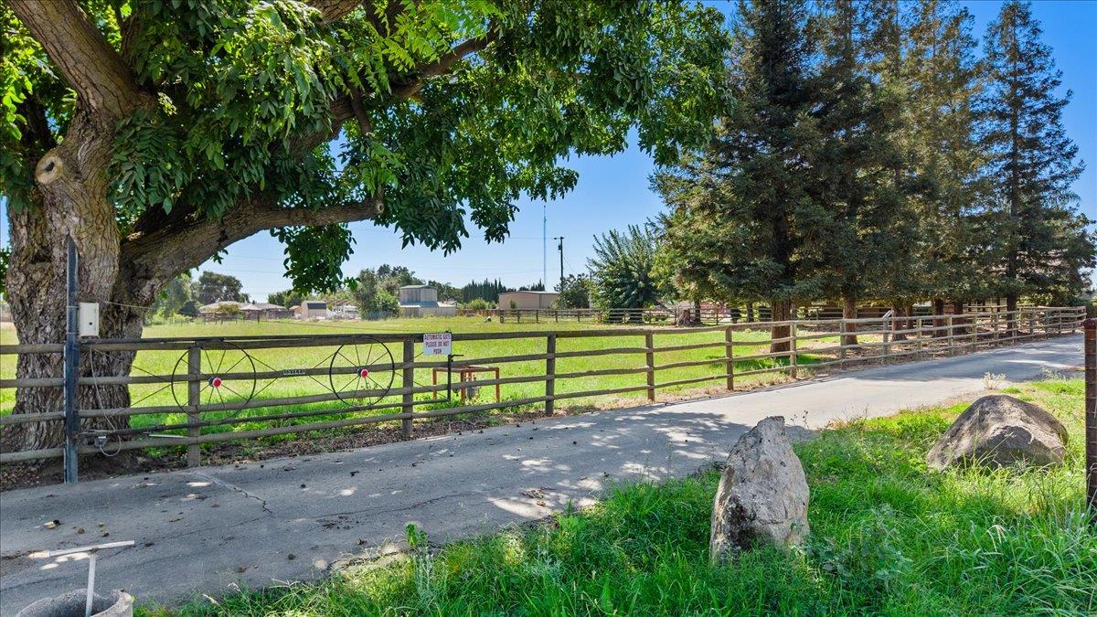 6837 Eleanor Rd, Oakdale, CA 95361