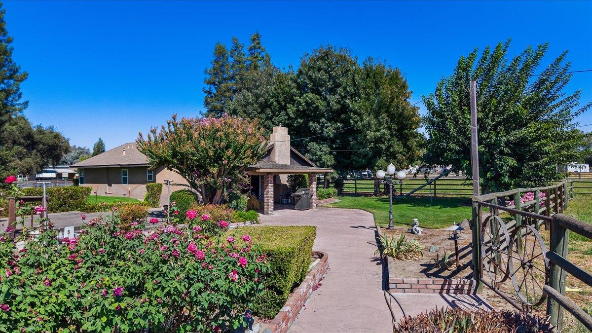 6837 Eleanor Rd, Oakdale, CA 95361