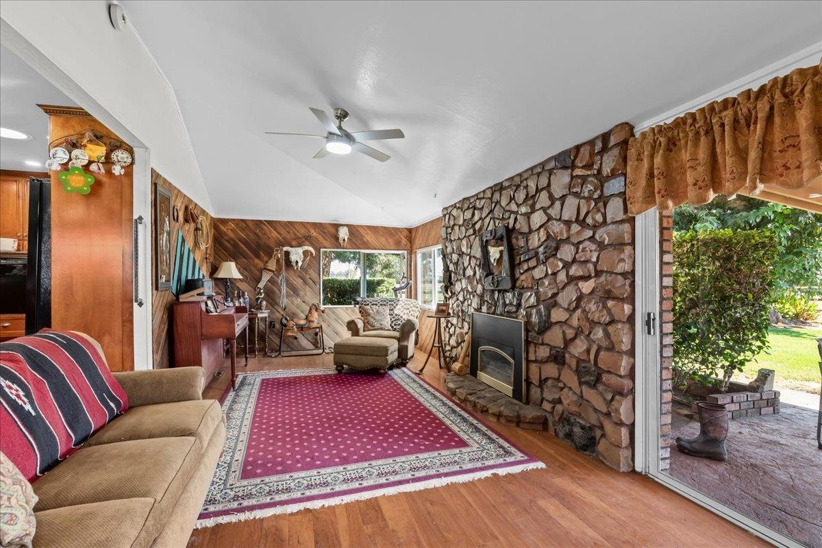6837 Eleanor Rd, Oakdale, CA 95361
