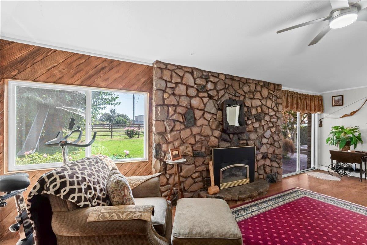 6837 Eleanor Rd, Oakdale, CA 95361