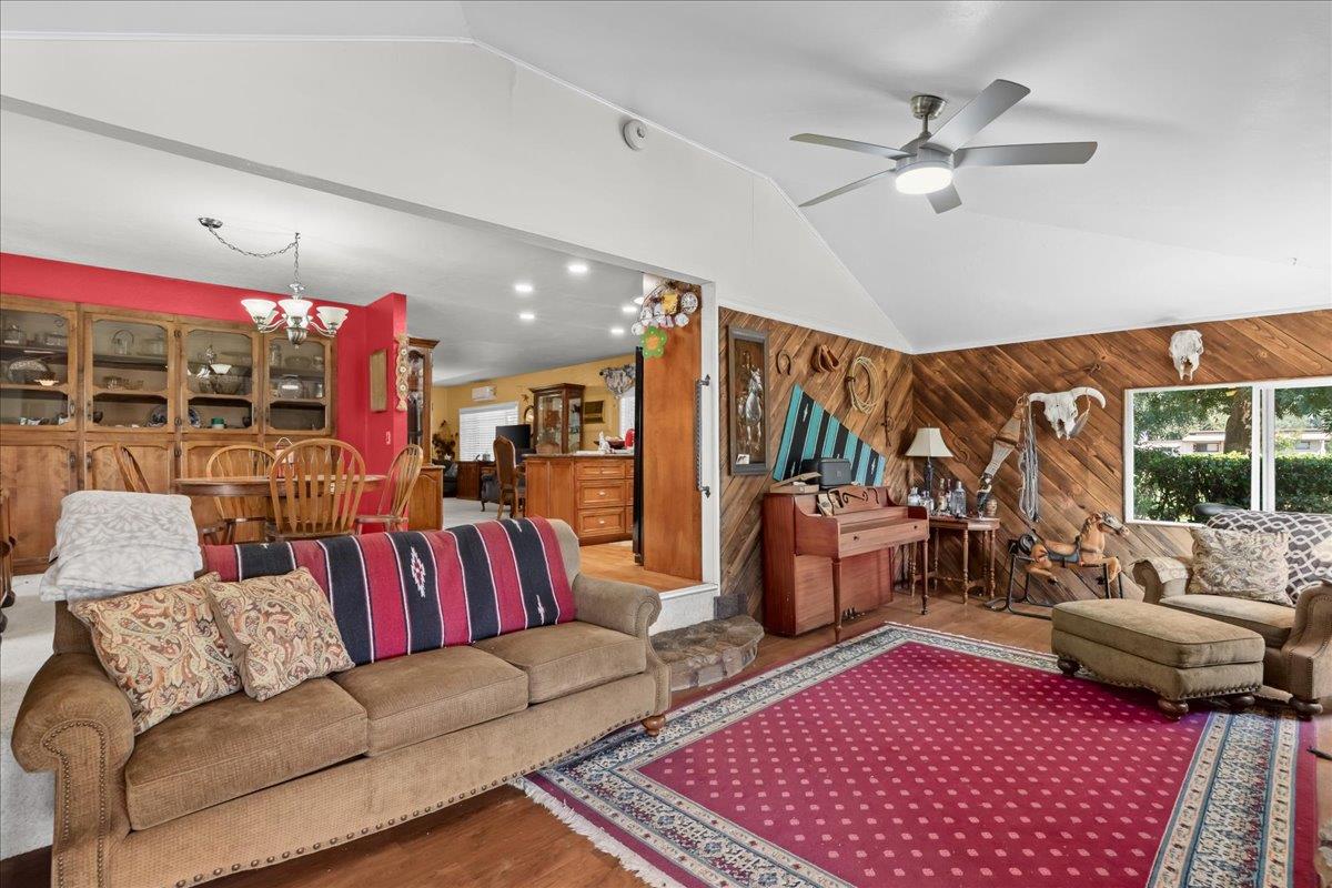 6837 Eleanor Rd, Oakdale, CA 95361