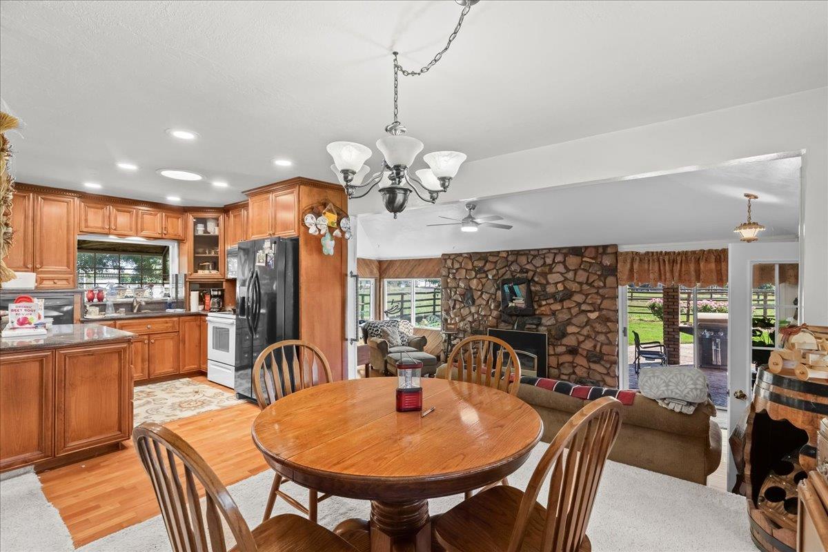 6837 Eleanor Rd, Oakdale, CA 95361