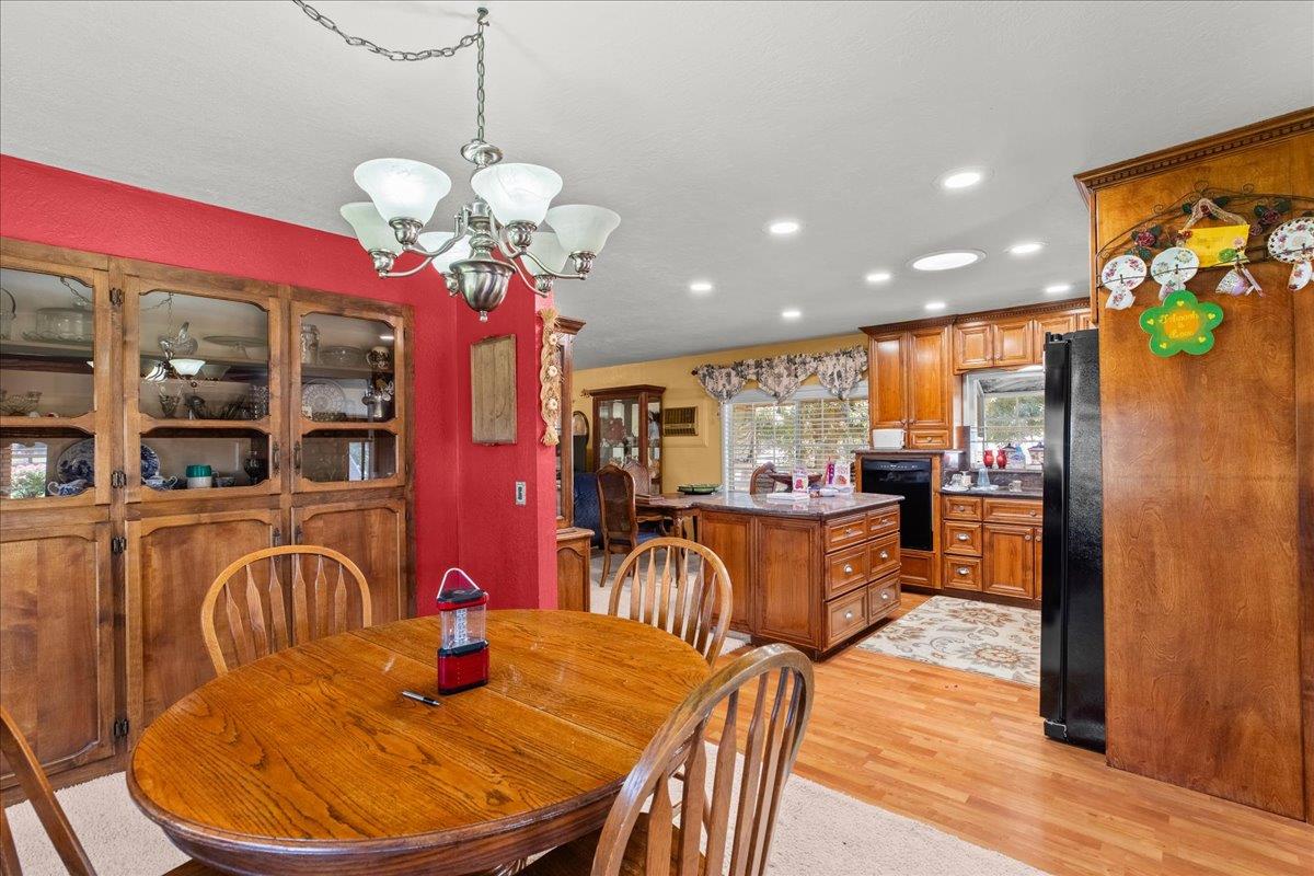 6837 Eleanor Rd, Oakdale, CA 95361
