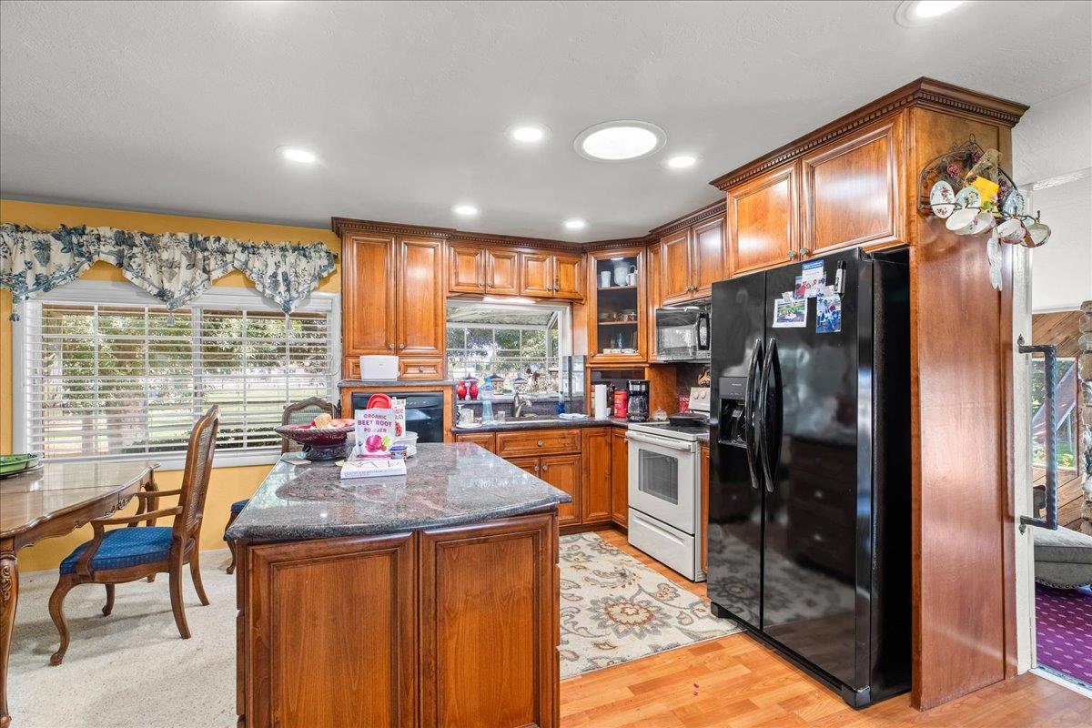 6837 Eleanor Rd, Oakdale, CA 95361