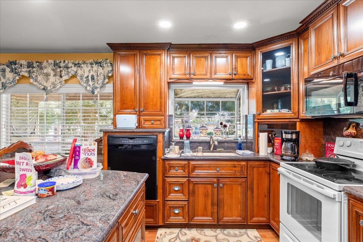 6837 Eleanor Rd, Oakdale, CA 95361