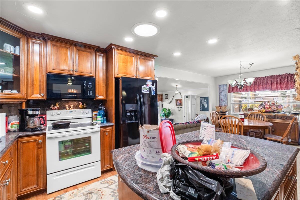 6837 Eleanor Rd, Oakdale, CA 95361