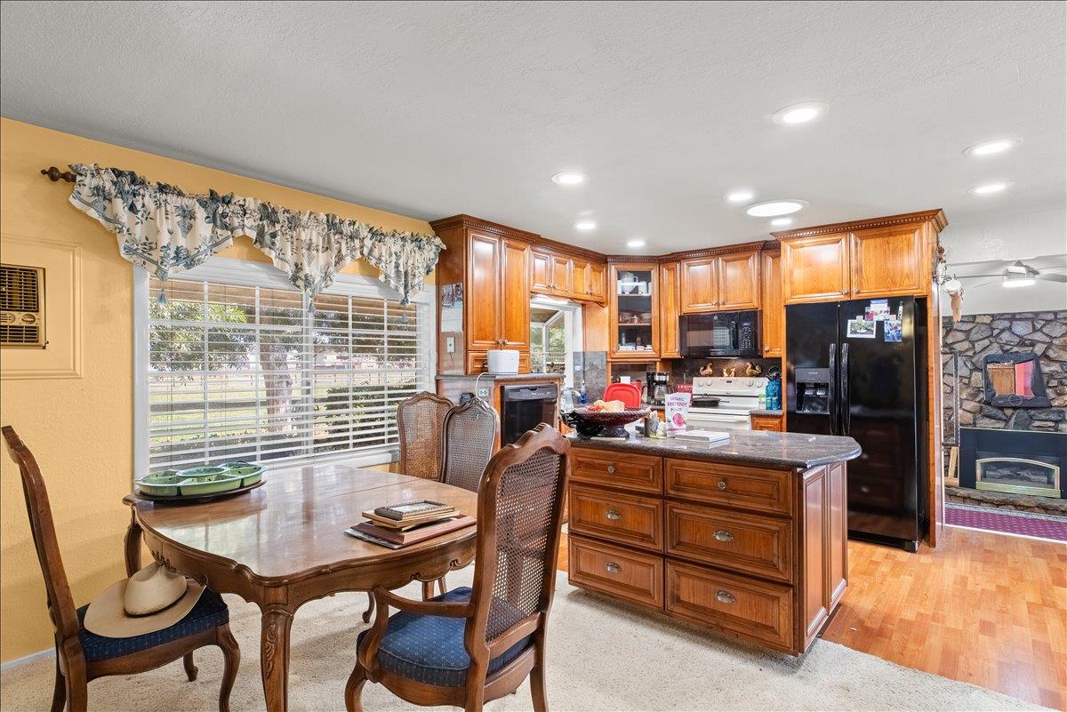 6837 Eleanor Rd, Oakdale, CA 95361