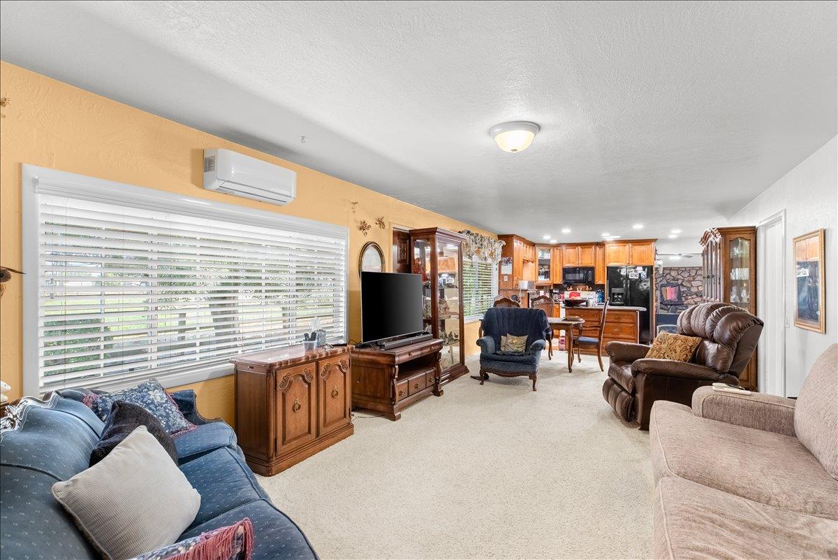 6837 Eleanor Rd, Oakdale, CA 95361
