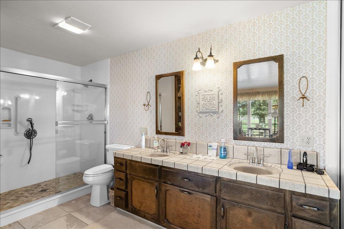 6837 Eleanor Rd, Oakdale, CA 95361