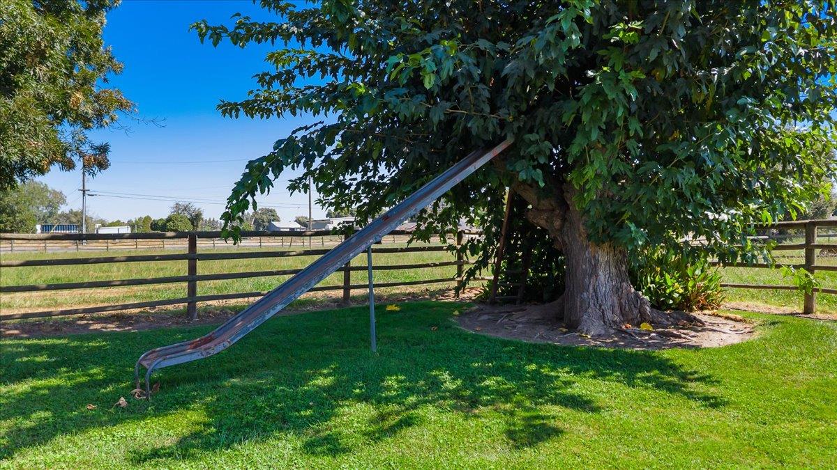6837 Eleanor Rd, Oakdale, CA 95361