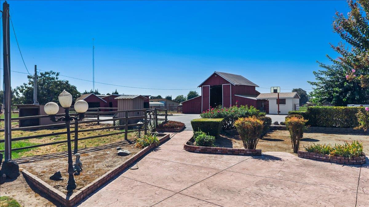 6837 Eleanor Rd, Oakdale, CA 95361