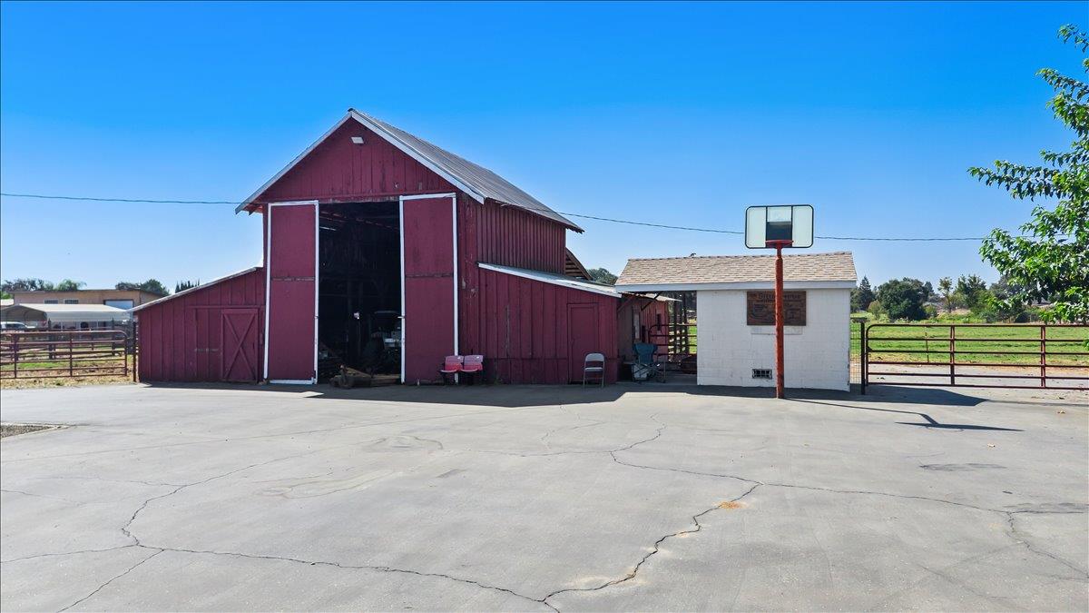 6837 Eleanor Rd, Oakdale, CA 95361