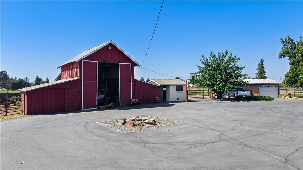 6837 Eleanor Rd, Oakdale, CA 95361