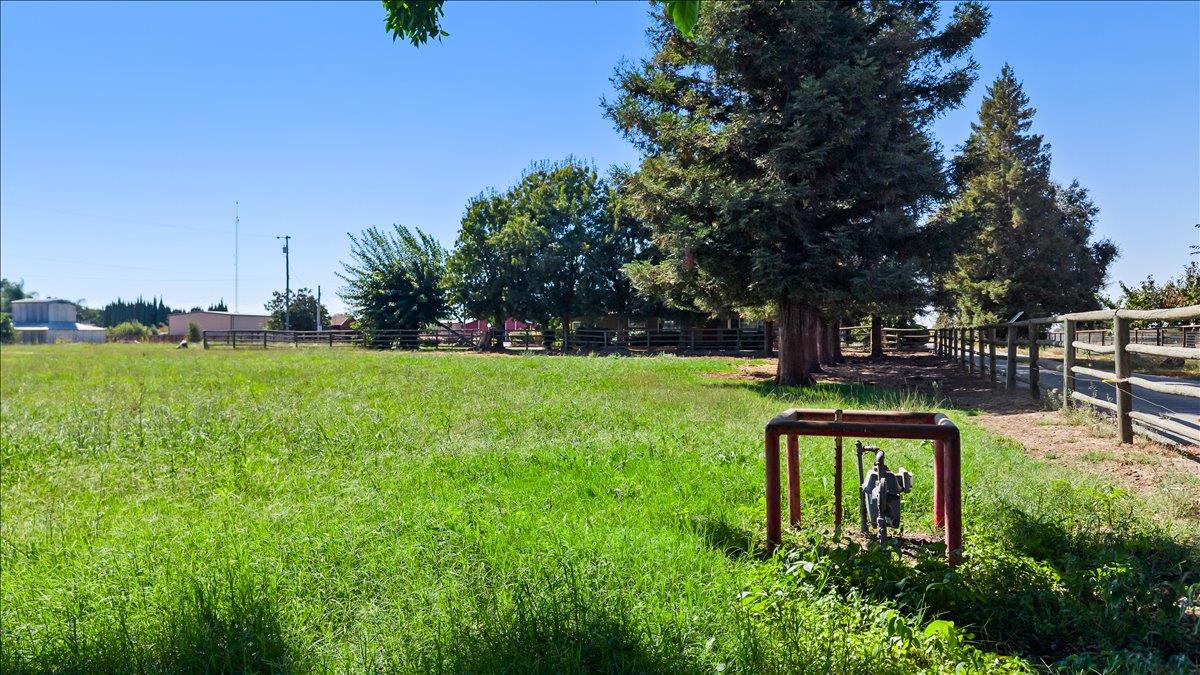 6837 Eleanor Rd, Oakdale, CA 95361