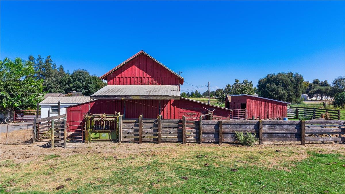 6837 Eleanor Rd, Oakdale, CA 95361
