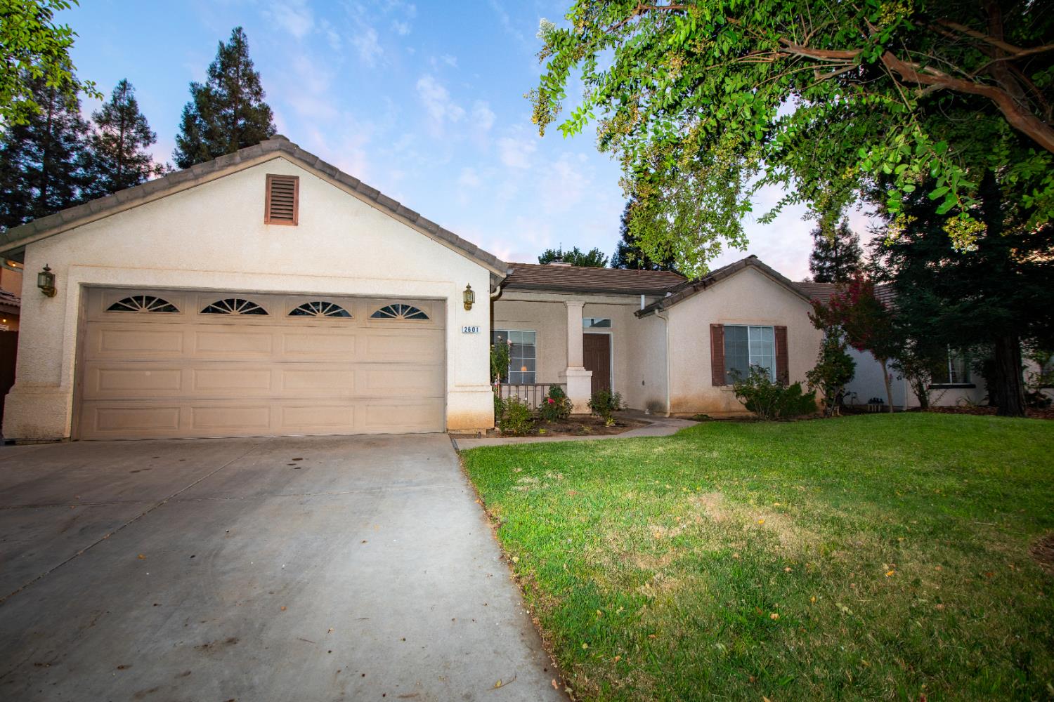 2601 E Pryor Dr, Fresno, CA 93720