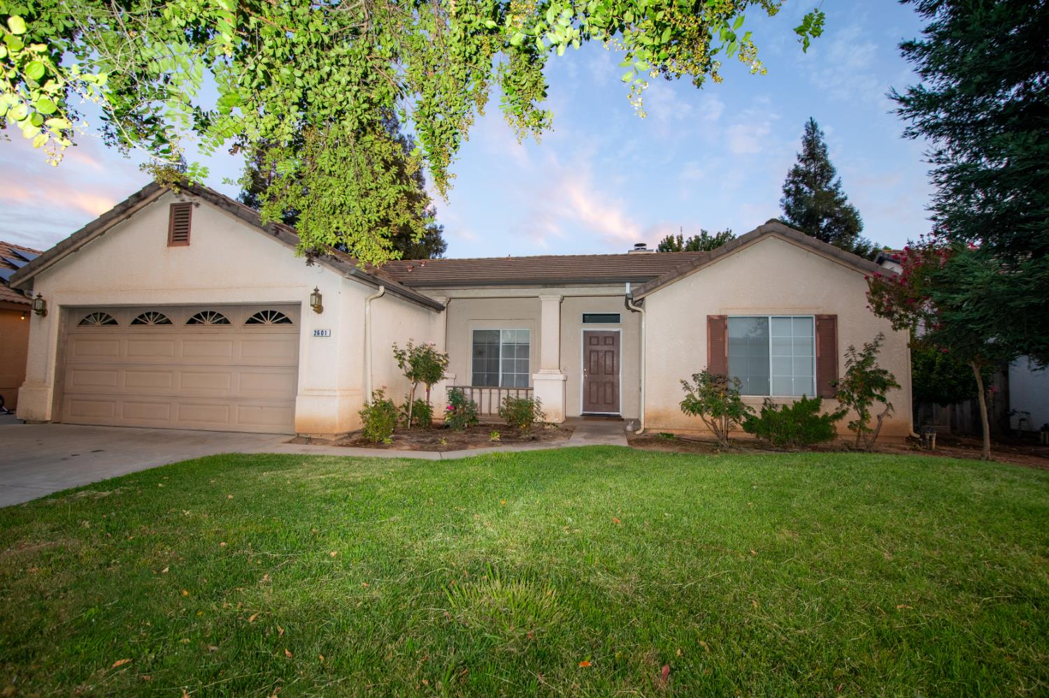 2601 E Pryor Dr, Fresno, CA 93720