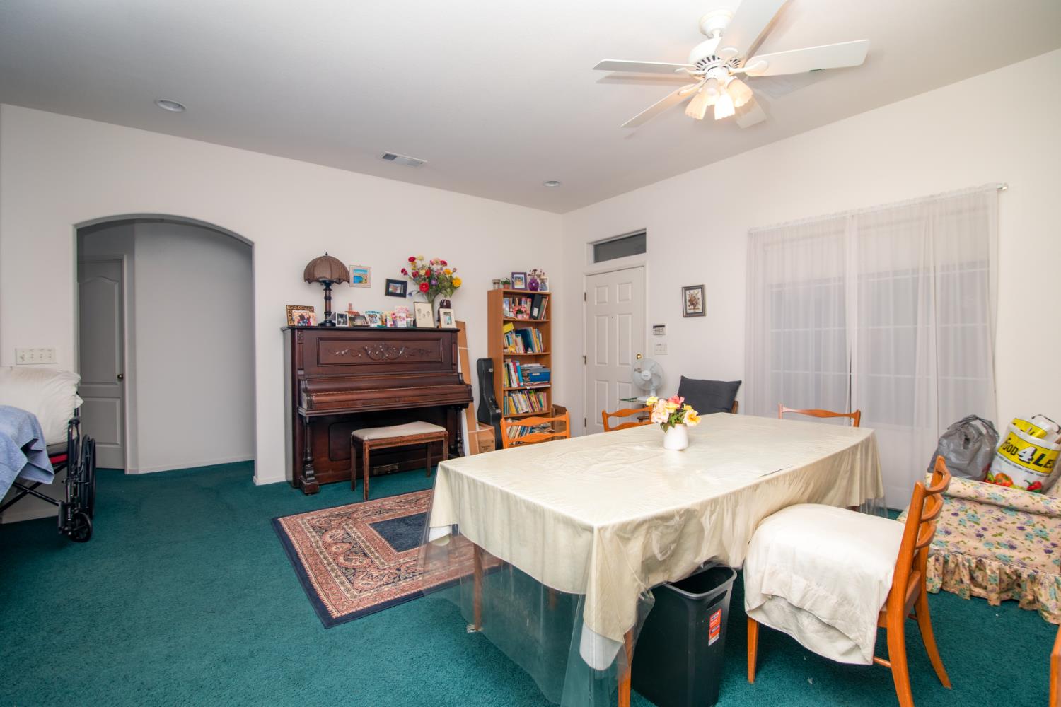 2601 E Pryor Dr, Fresno, CA 93720