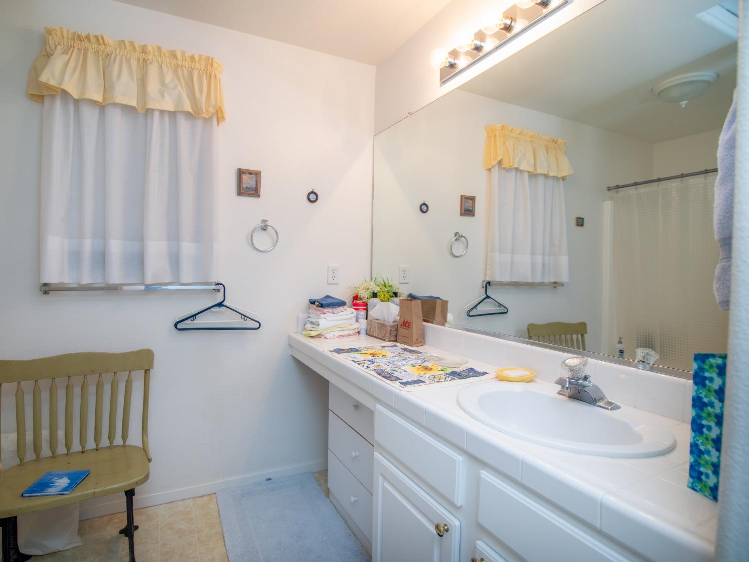 2601 E Pryor Dr, Fresno, CA 93720