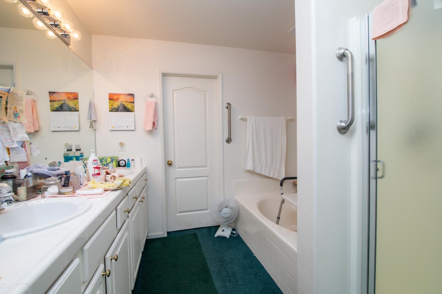 2601 E Pryor Dr, Fresno, CA 93720
