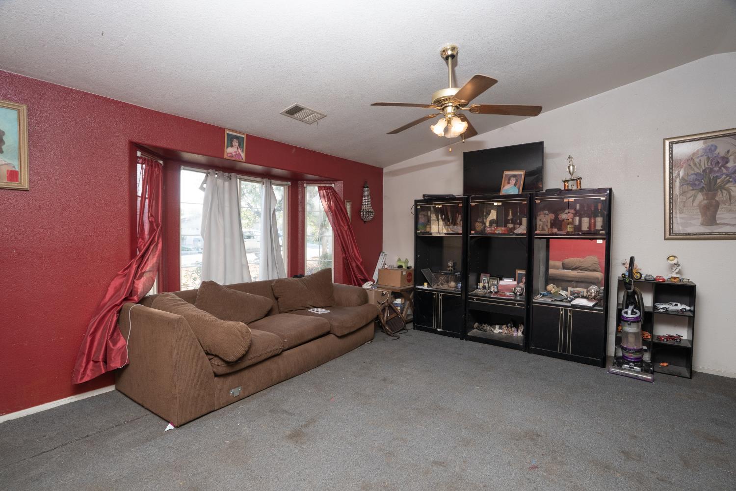 220 Walker Ln, Coalinga, CA 93210