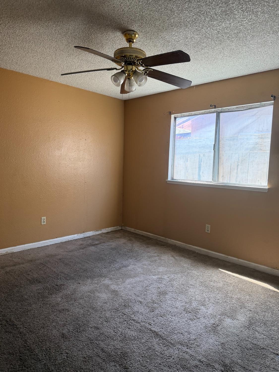 909 Crippen Ave, Modesto, CA 95351